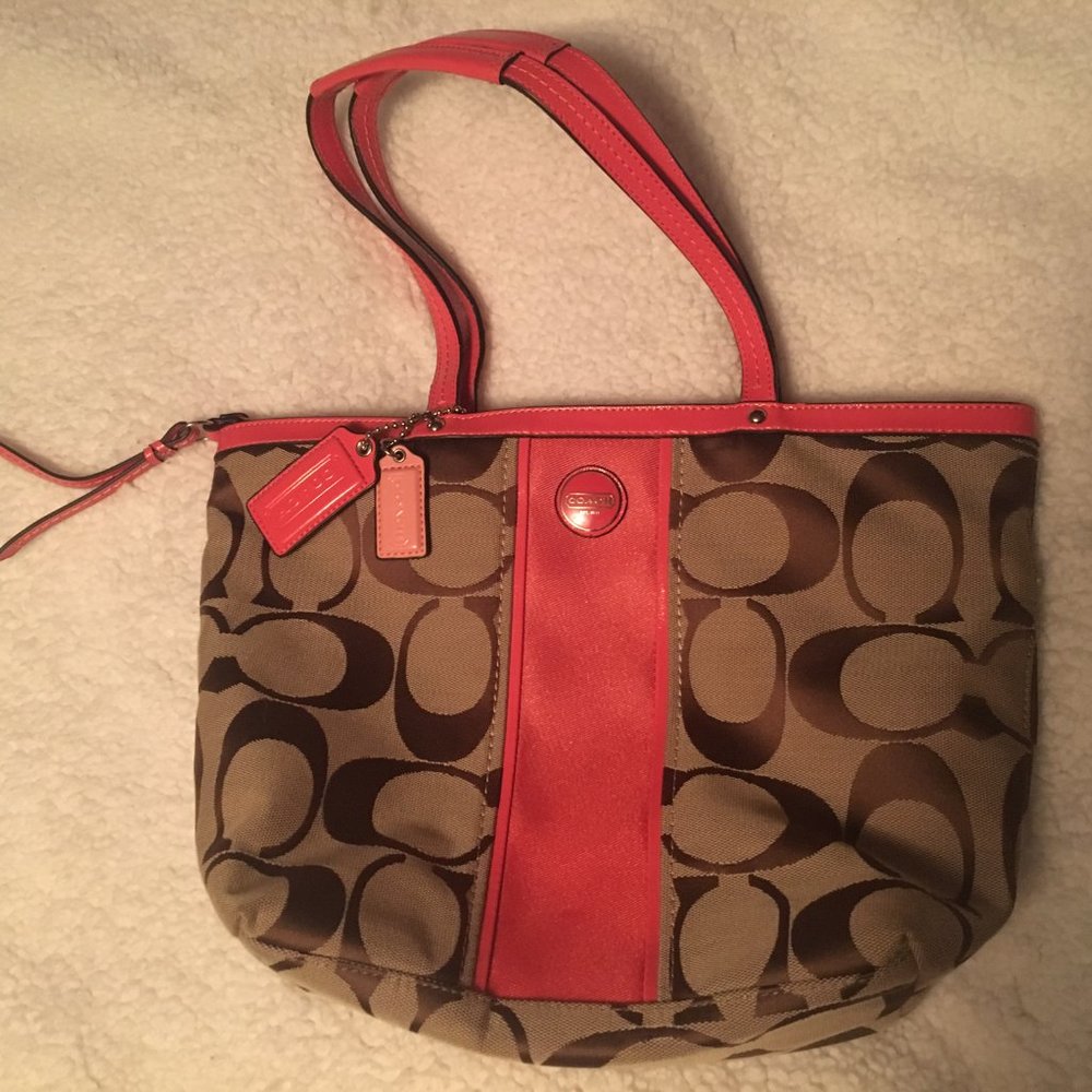 BRAND NEW SIGNATURE STRIPE TOTE (COACH F21950)